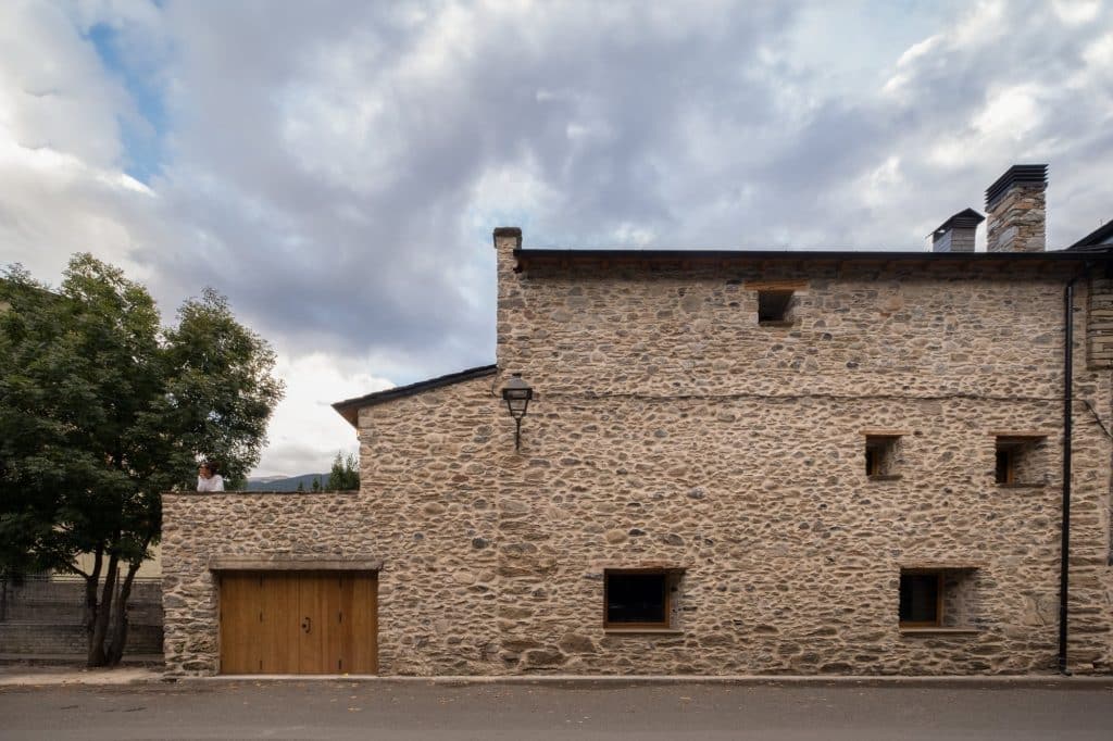 Fachada de piedra de la borda rehabilitada en Avd. Luchon, Benasque