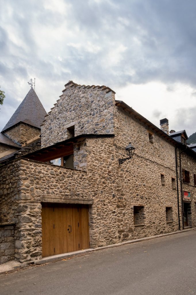 Borda rehabilitada junto a la torre de la iglesia de Benasque