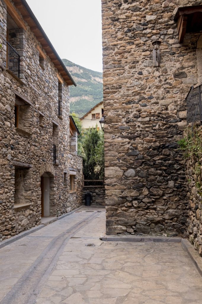Callejón empedrado del casco antiguo de Benasque junto a la borda
