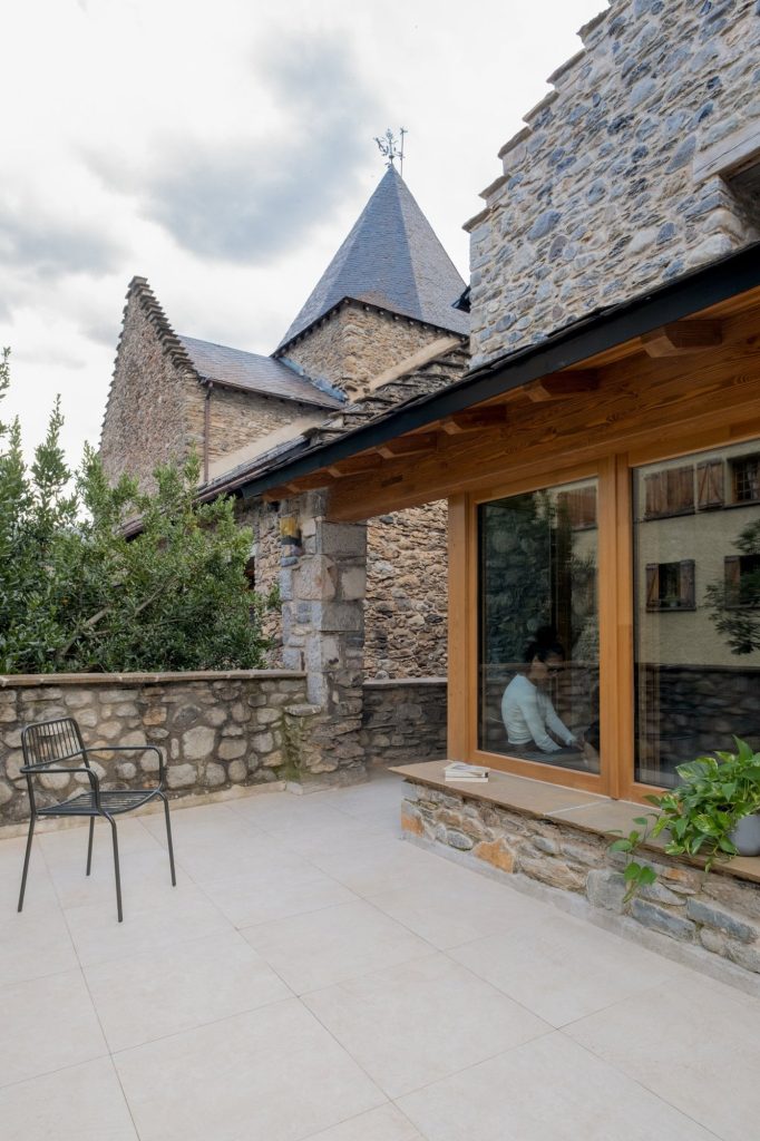 Terraza de la vivienda con vistas a la iglesia de Benasque