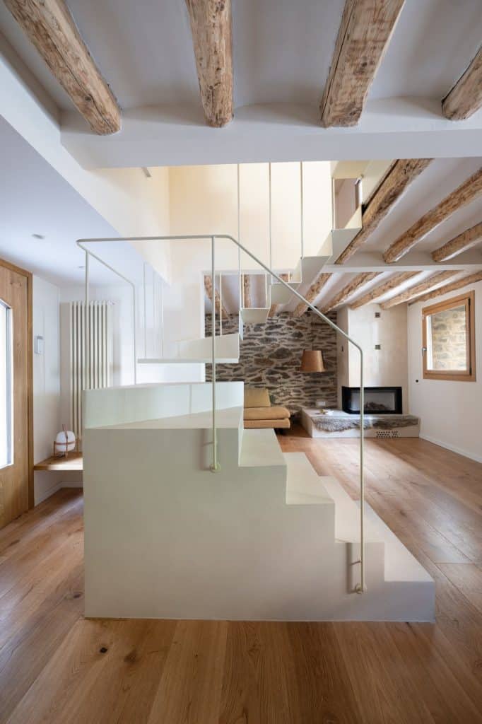Escalera de chapa blanca con la chimenea al fondo
