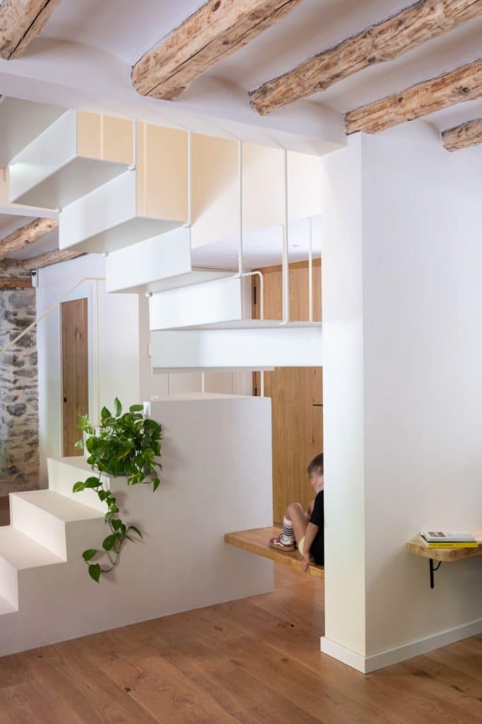 Escalera y banco de madera en la planta principal