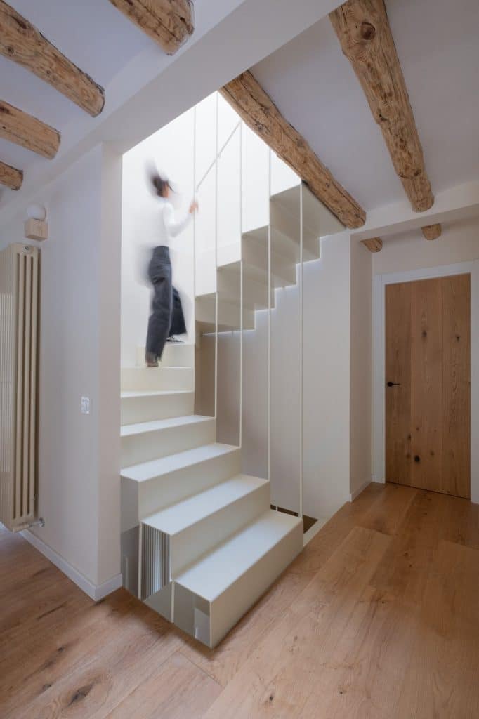 Escalera de chapa blanca hacia la planta superior