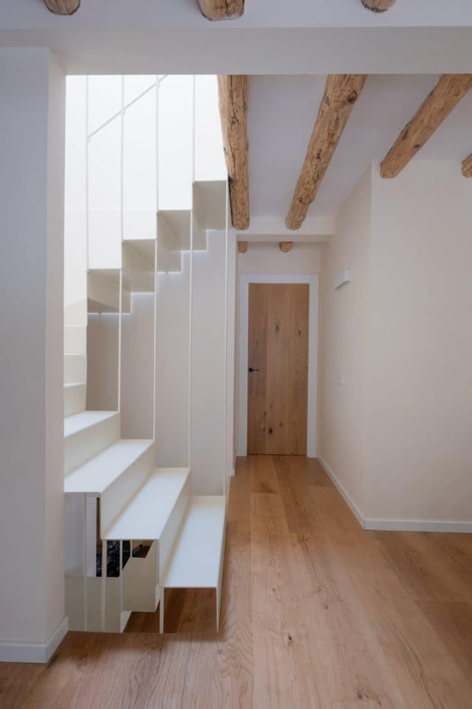 Escalera y pasillo con suelo de madera