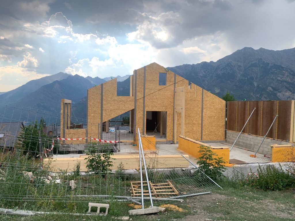 Vivienda en construcción en Cerler con muros de paneles de madera y el valle de Benasque al fondo