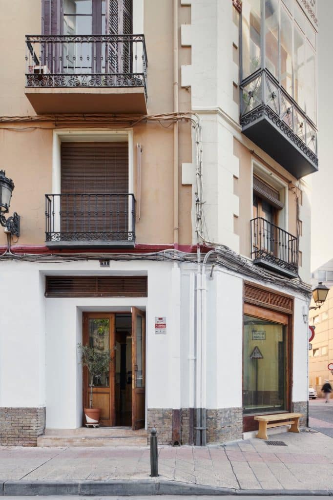 Fachada del edificio histórico con el acceso a la cafetería en planta baja