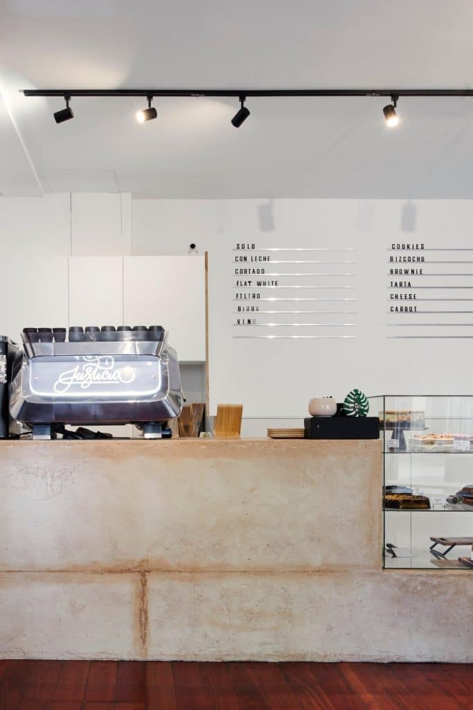 Barra de yeso con la máquina de café y la carta en la pared
