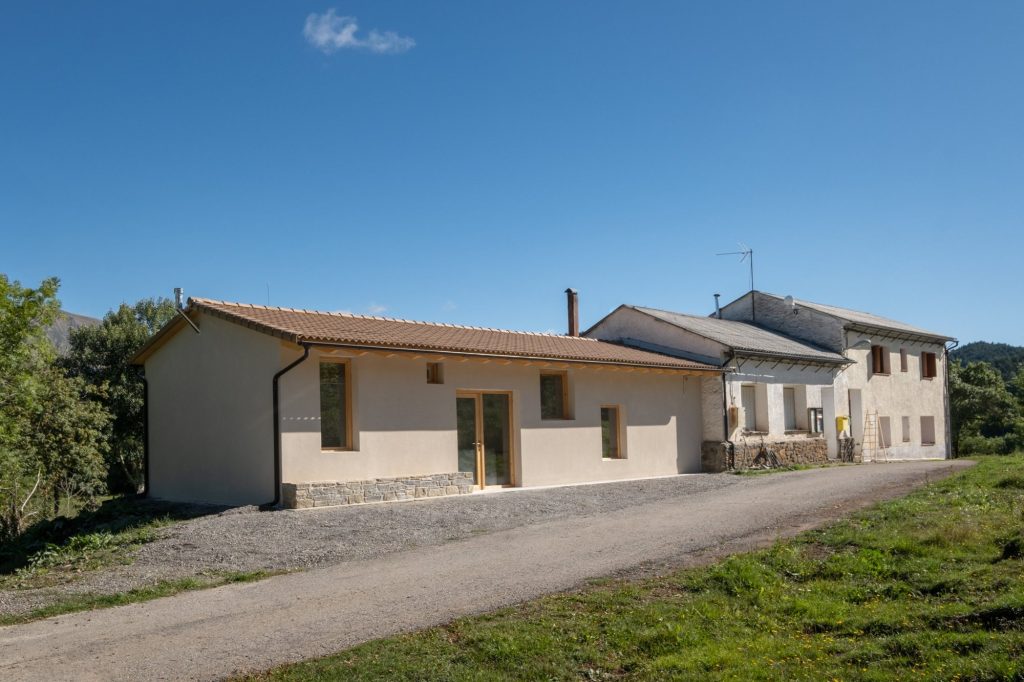 Centro de Interpretación de la Trashumancia junto al edificio existente en San Feliu de Veri