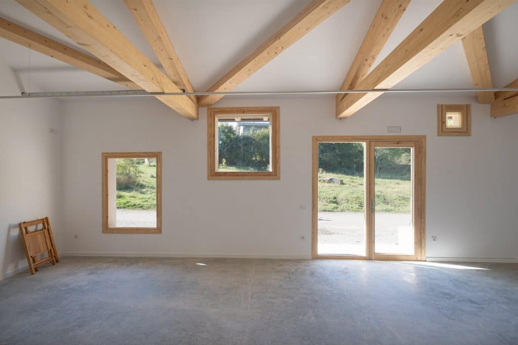 Ventanas a sur con carpintería de madera en la sala expositiva