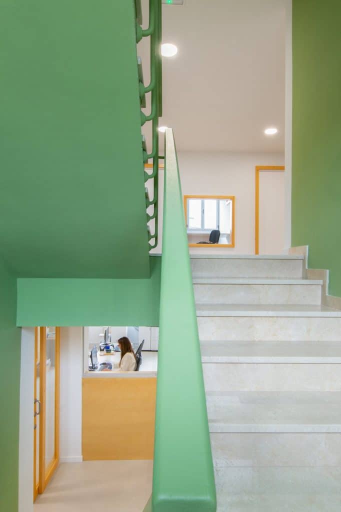 Caja de escalera pintada en verde con vistas a las oficinas