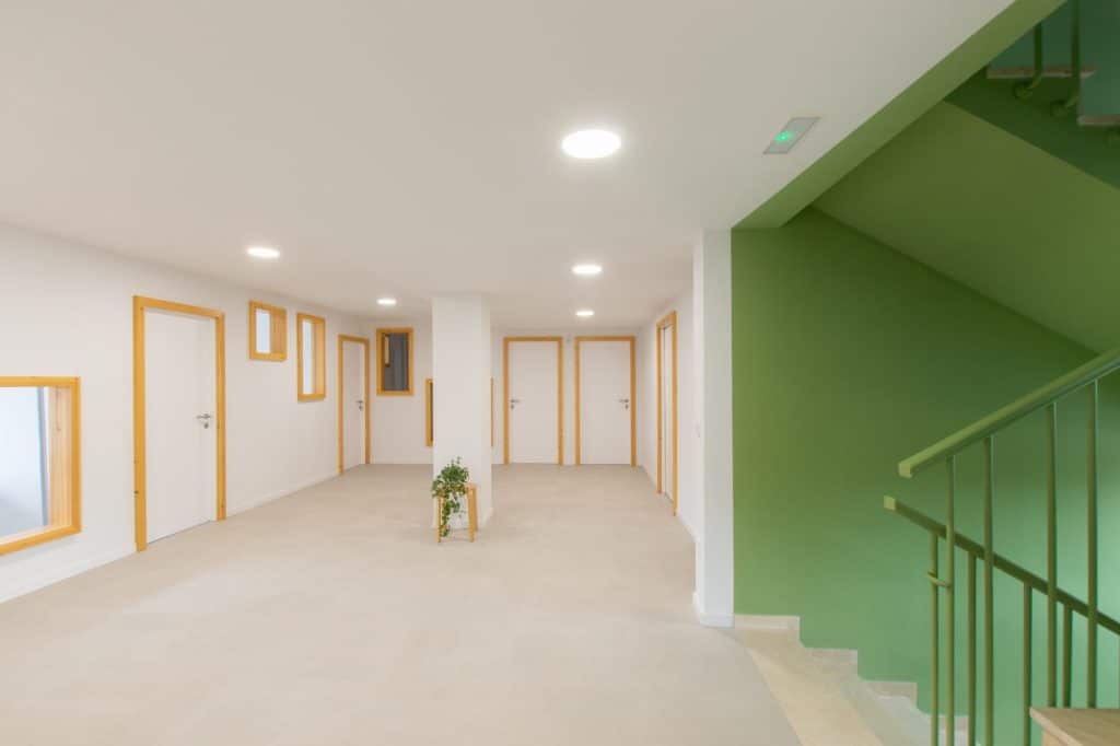 Distribuidor de oficinas con marcos de madera y escalera verde