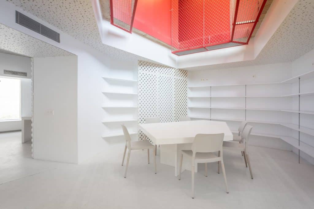 Sala de reuniones bajo el lucernario rojo