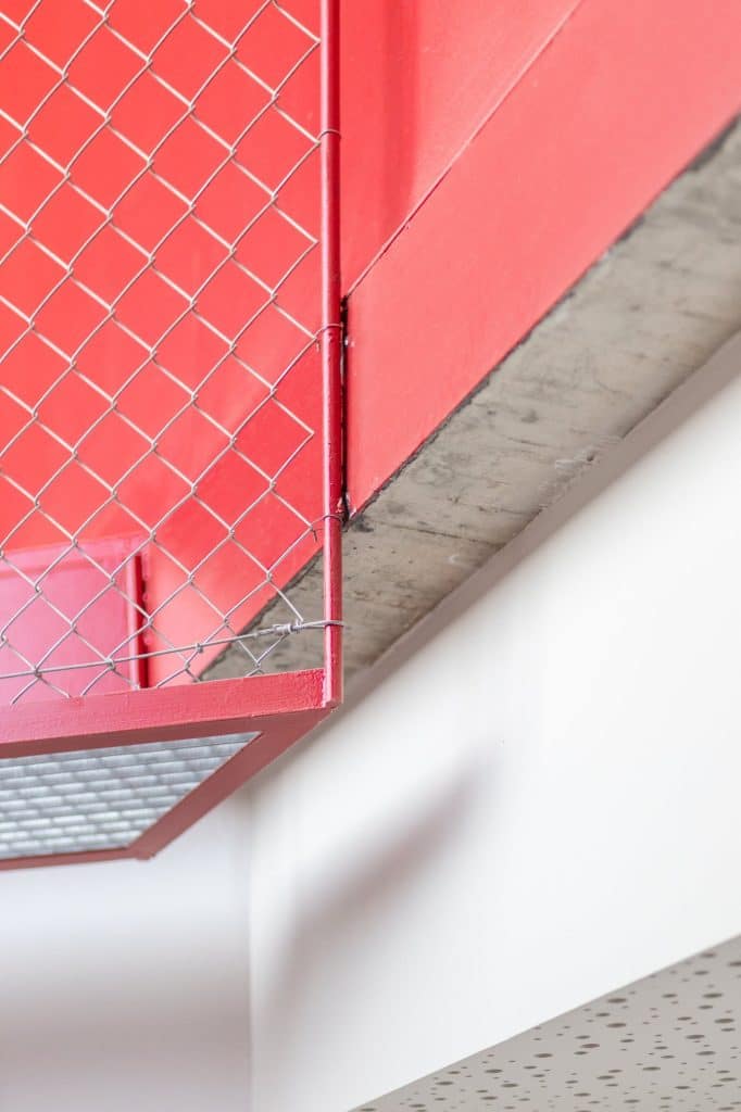 Detalle de la estructura de malla roja