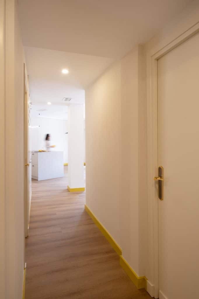 Pasillo de acceso con la cocina al fondo