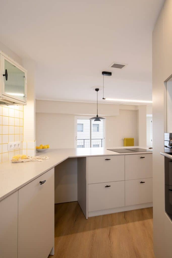 Cocina abierta hacia el salón y la ventana