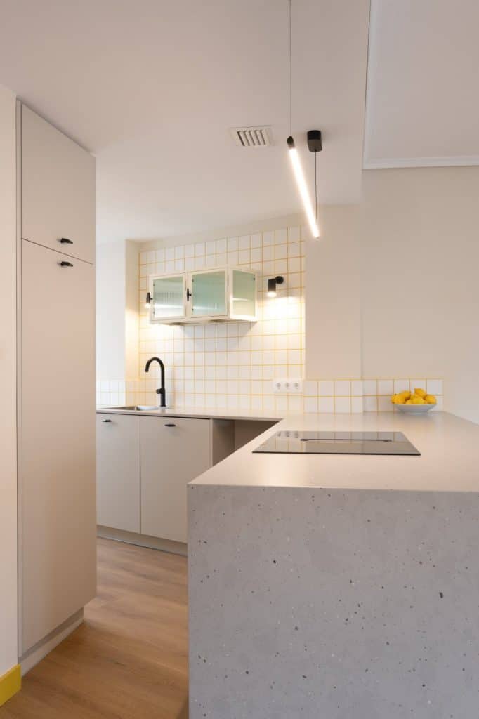 Cocina con alicatado blanco y vitrina de vidrio acanalado