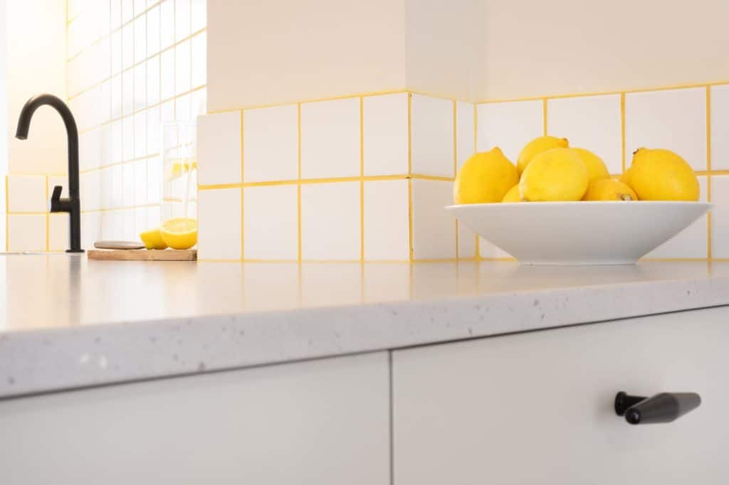 Detalle de encimera y alicatado con limones