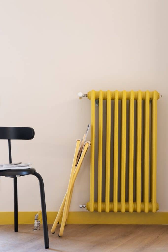 Radiador amarillo con revistero plegado