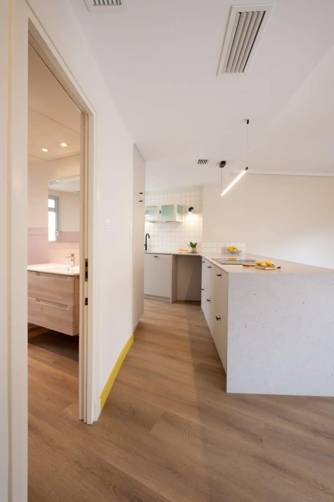 Acceso al baño junto a la cocina abierta