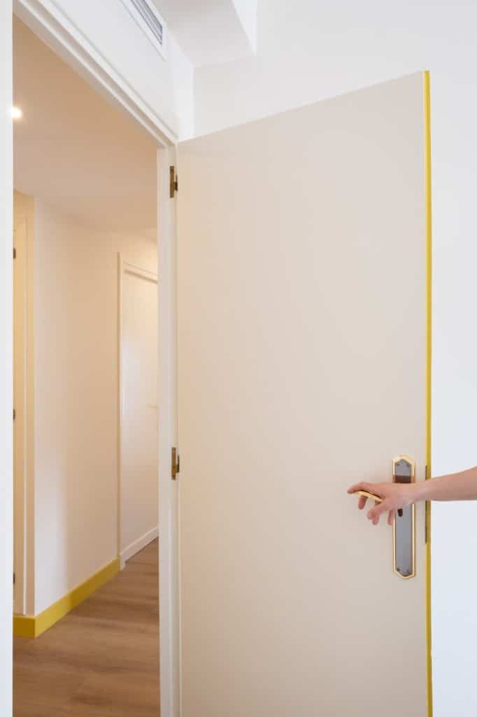 Puerta con canto pintado de amarillo hacia el pasillo