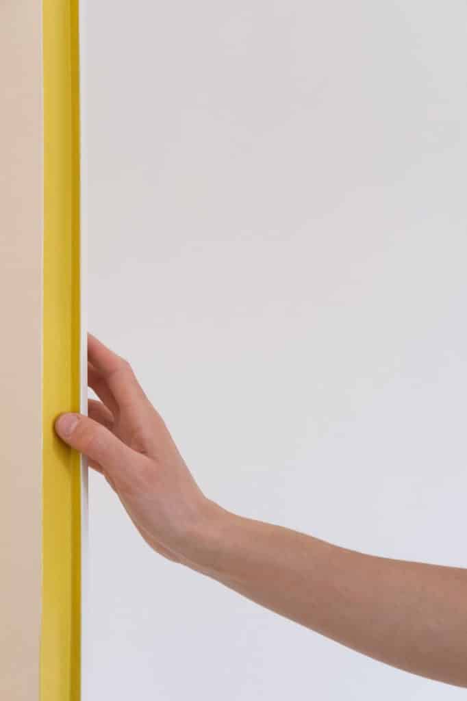 Detalle del canto amarillo de una puerta