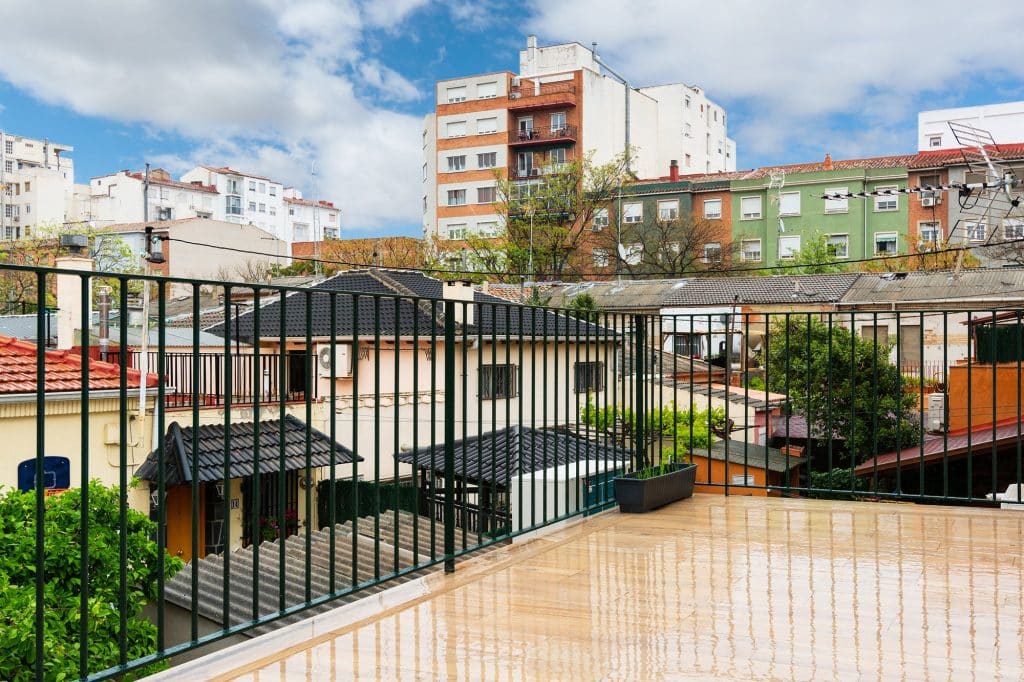 Vista desde la terraza sobre las cubiertas de la Ciudad Jardín de Zaragoza