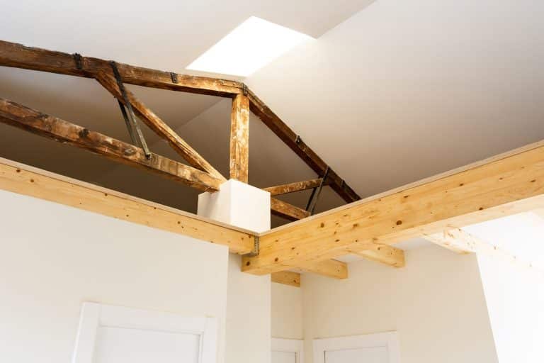 Cercha de madera original junto a la nueva estructura y lucernario